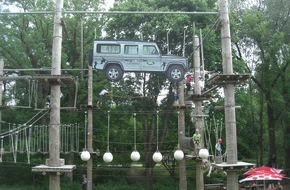 Jaguar Land Rover Deutschland GmbH - Presse Land Rover: Klettern mit dem Defender / 10 Meter hohe Kletterwand im Land Rover Design (BILD)
