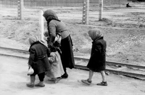 ZDF: ZDF zeigt Dokumentation "Ein Tag in Auschwitz" (FOTO)