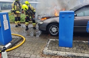 Feuerwehr Detmold: FW-DT: Pkw-Brand in der Leopoldstra&szlig;e - Opel in Flammen