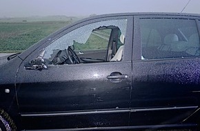 Polizeiinspektion Hameln-Pyrmont/Holzminden: POL-HM: Autofahrer verursacht durch riskantes Überholen Verkehrsunfall und flüchtet von der Unfallstelle