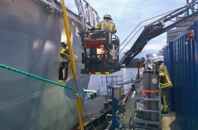 Feuerwehr Bremerhaven: FW Bremerhaven: Arbeiter stürzt auf Schiff