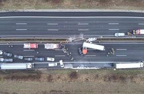 Polizeiinspektion Hildesheim: POL-HI: Schwerer Verkehrsunfall unter Beteiligung von 2 LKW und 2 PKW und anhaltender Vollsperrung der BAB 7 in Fahrrichtung Kassel
