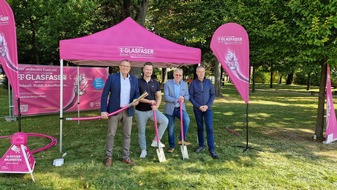Deutsche Telekom AG: Spatenstich: Telekom startet Glasfaserausbau in Neustadt in Sachsen / Mitte