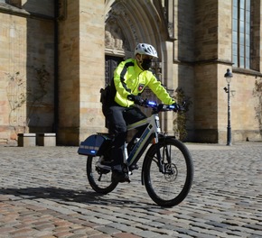 POL-OS: Zügig auf zwei Rädern unterwegs - bundesweit erste S-Pedelecs mit Blaulicht und Martinshorn im Einsatz