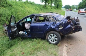 Polizeidirektion Wittlich: POL-PDWIL: Unfall mit überschlagenem Auto und zwei Verletzten