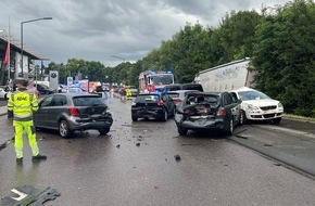 Polizeidirektion Trier: POL-PDTR: Trier Loebstraße LKW fährt in geparkte Fahrzeuge, hoher Sachschaden
