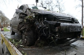Polizeiinspektion Cuxhaven: POL-CUX: Starker Seitenwind verursacht Verkehrsunfall auf der B73 im Bereich Neuhaus - Seniorin leicht verletzt (Foto im Anhang)