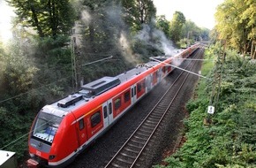 Feuerwehr Essen: FW-E: S-Bahn brennt kurz vor dem Essener Hauptbahnhof, etwa 50 - 60 Fahrgäste erreichen den Hauptbahnhof zu Fuß, zeitgleich weitere Einsatzlagen im Bahnbereich