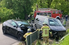Kreispolizeibeh&ouml;rde H&ouml;xter: POL-HX: Kollision zwischen zwei Pkw - beide Fahrer verletzt