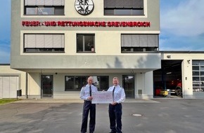 Feuerwehr Grevenbroich: FW Grevenbroich: Grevenbroicher Wehrleute spenden 2222 Euro für Verletzte Einsatzkräfte in Ratingen