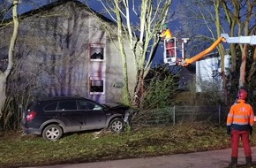 Feuerwehr Dinslaken: FW Dinslaken: Sturmeinsätze und ein Verkehrsunfall beschäftigten die Feuerwehr am Montag