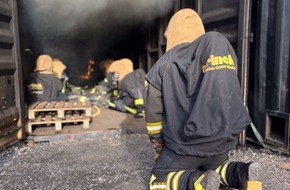 Feuerwehr der Stadt Arnsberg: FW-AR: Atemschutzgeräteträger trainieren in Feuer-Container