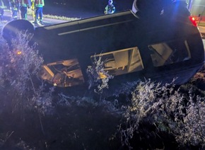 POL-STD: Außenbordmotor in Stade entwendet, Bei Parkmanöver Auto in Stade beschädigt - Polizei sucht Zeugen, VW-Bus auf der Autobahn ausgebrannt, 76-jähriger Autofahrer bei Unfall schwer verletzt