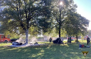 Feuerwehr München: FW-M: Sportwagen rast gegen Baum (A 94)