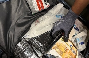 Hauptzollamt Berlin: HZA-B: Verstecktes Bargeld - Der ZOLL stellt 350.000 Euro Bargeld im Fernreisebus sicher
