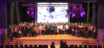 Formation Universitaire à Distance, Suisse: 398 lauréats reçoivent leur diplôme lors de la cérémonie des deux hautes écoles à distance: UniDistance et la Haute école à distance