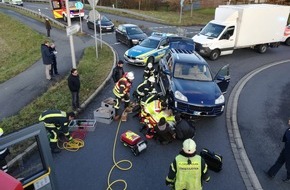 Feuerwehr Haan: FW-HAAN: Radfahrerin (54) unter Pkw eingeklemmt