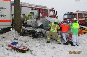 Polizeiinspektion Hameln-Pyrmont/Holzminden: POL-HM: Verkehrsunfall mit einer schwerverletzten Person