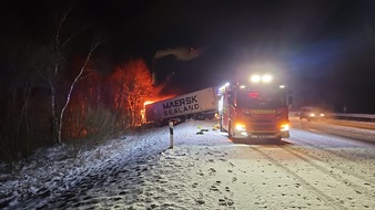 Polizeiinspektion Cuxhaven: POL-CUX: Sattelzugmaschine gerät nach Verkehrsunfall auf winterglatter Fahrbahn der BAB27 in Brand - Vollsperrung der BAB27 in Richtung Bremen