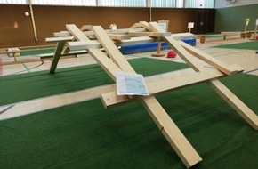 Ingenieurkammer-Bau NRW: Bottrop: Schülerinnen und Schüler des Josef-Albers-Gymnasiums bauen Leonardo-Brücken