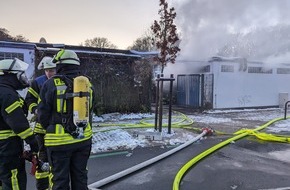 Feuerwehr der Stadt Arnsberg: FW-AR: Einsatzkräfte bekämpfen Feuer in Freibad