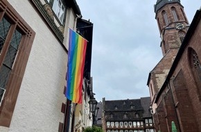Stadt Einbeck: Regenbögen für das Alte und Neue Rathaus