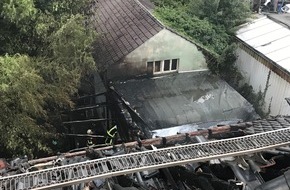 Feuerwehr Bochum: FW-BO: Brand eines Mehrfamilienhauses in Bochum-Querenburg