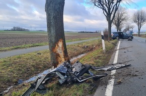 Freiwillige Feuerwehr Lehrte: FW Lehrte: Schwerer Verkehrsunfall: Pkw kommt von Fahrbahn ab und prallt gegen Baum