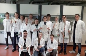 Chemieverbände Rheinland-Pfalz: Mehr Experimente am Nikolaus-von-Kues-Gymnasium