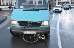 Kreispolizeibehörde Herford: POL-HF: Radfahrer leicht verletzt - Unfall beim Abbiegen