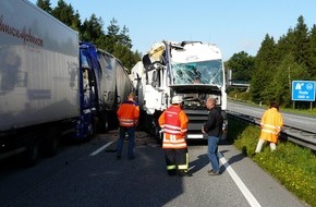 Polizeiinspektion Harburg: POL-WL: Lkw-Unfall führt zu langen Staus ++ Kleintransporter landet auf Dach, zwei Leichtverletzte ++ Tageswohnungseinbruch ++ und weitere Meldungen