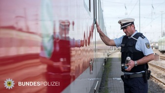 Bundespolizeidirektion München: Bundespolizeidirektion München: Graffiti-Täter gefasst / Bei der Fahndung auch Helikopter im Einsatz