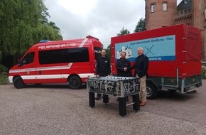 Freiwillige Feuerwehr Bedburg-Hau: FW-KLE: Stiftung Schloss Moyland schenkt Jugendfeuerwehr Bedburg-Hau Tischkicker zur Förderung der Kameradschaft
