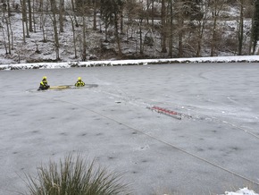FW Hennef: Feuerwehr Hennef &uuml;bt Menschrettung auf zugefrorenem Teich
