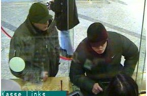 Polizeipräsidium Mittelfranken: POL-MFR: (397) Fahndung nach zwei Männern wegen bewaffneten 
                     Banküberfalls - 
                     Bildveröffentlichung / Belohnung ausgesetzt