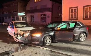 Kreispolizeibeh&ouml;rde H&ouml;xter: POL-HX: Verkehrsunfall im Einm&uuml;ndungsbereich - eine Person leicht verletzt