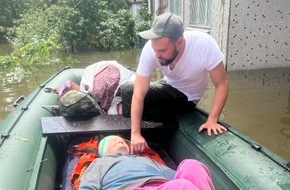 Samaritan's Purse e. V.: Nach Dammbruch: Samaritan's Purse bringt Hilfsgüter in die Ukraine / Partner helfen bei Wasserrettung und verteilen Lebensmittel