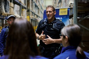 Ralf Moeller testet neues Exoskelett bei DACHSER