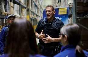 Ottobock SE & Co. KGaA: Ralf Moeller testet neues Exoskelett bei DACHSER