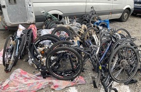 Polizei Essen: POL-E: Essen: Aufmerksame Zeugin meldet verdächtigen Transporter - 22 Fahrräder sichergestellt