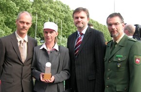 Polizeiinspektion Northeim: POL-NOM: Preis für Zivilcourage 2007 an Northeimerin (Bilder im Anhang)