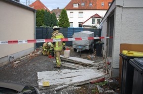 Kreispolizeibehörde Unna: POL-UN: Fröndenberg - Zu stark beschleunigt: Pkw durchbricht Garagenrückwand - 63-Jährige schwer verletzt
