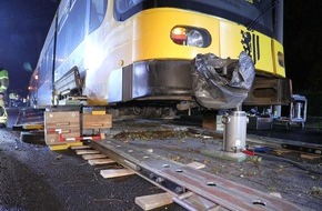Feuerwehr Dresden: FW Dresden: Straßenbahn gleiste aus - Feuerwehr die ganze Nacht im Einsatz