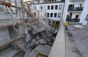 Feuerwehr Düsseldorf: FW-D: Folgemeldung 05: Wohngebäude zum Teil eingestürzt - ein Bauarbeiter wurde tot gefunden/Suche nach zweitem Vermissten geht weiter - zeit- und personalintensive Sicherungs- und Rettungsmaßnahmen
