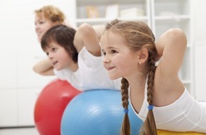 Mobil Krankenkasse: Wenn Kinder Übergewicht haben, ist die ganze Familie gefordert - Expertentipps für Eltern (FOTO)