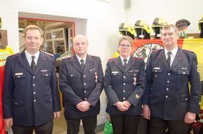 FW-RD: Jahreshauptversammlung der Feuerwehr Borgstedt - Brandschutzehrenzeichen für 25 Jahre an Carmen Dolatkewicz und Holger Krompholz verliehen