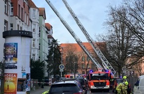 Feuerwehr Hannover: FW Hannover: Brand greift auf Dachstuhl über