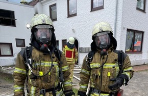 Freiwillige Feuerwehr Osterholz-Scharmbeck: FW Osterholz-Scharm.: Wohnungsbrand mit Menschenleben in Gefahr/Feuerwehr rettet zwei Personen über Leitern