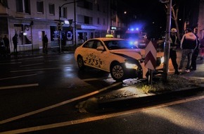 Polizei Aachen: POL-AC: Taxi fährt gegen Ampelmast
