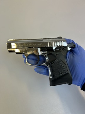 ZOLL-H: ZOLL stellt in Bremen illegale Schusswaffen sicher/Verdacht des illegalen Zigarettenhandels von mehr als 1,2 Millionen Zigaretten und einem Steuerschaden von über 200.000 Euro